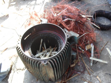 Motor 75 CV Sendo Desmontado Para Rebobinamento.